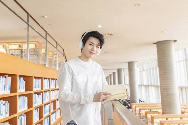 电影英语适合学什么_最适合学英语的电影_电影英语适合学什么专业