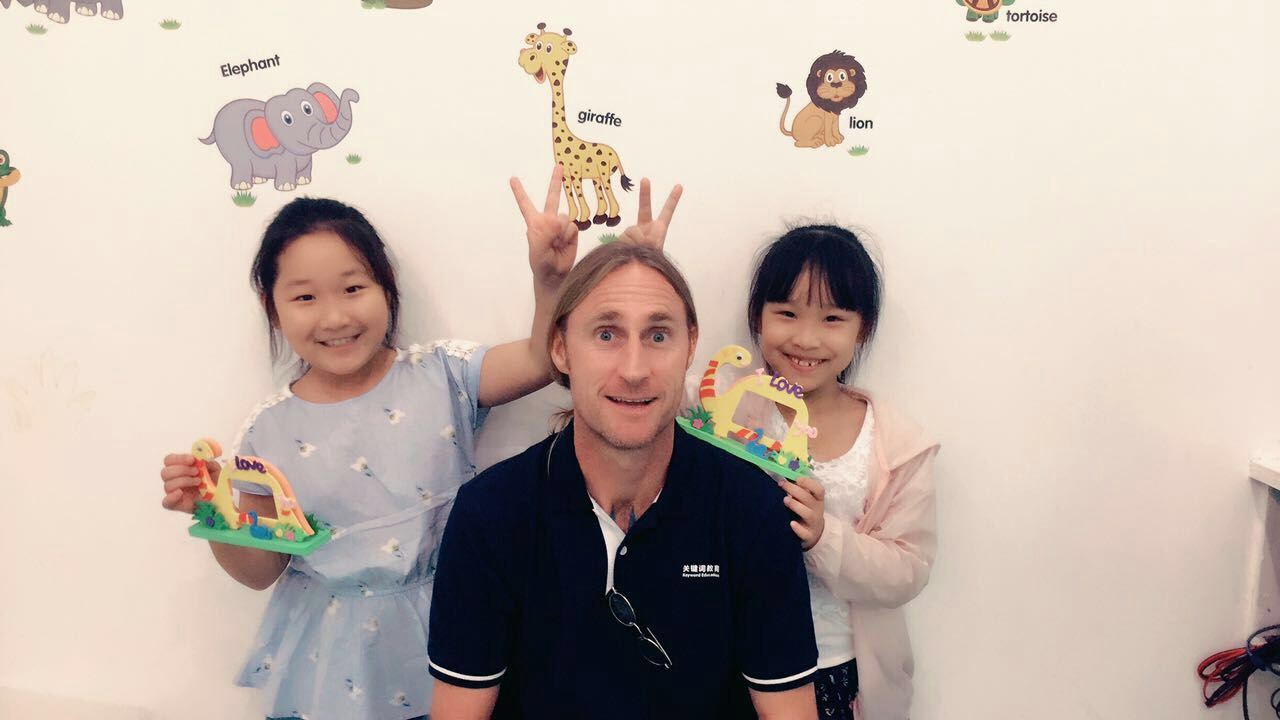 孩子从几岁开始学英语比较好_开始英语学好比较孩子聪明吗_英语学得好的孩子