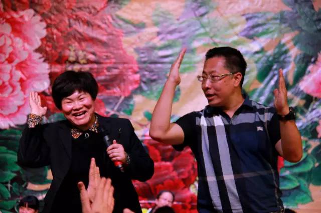 疯狂李阳学英语_疯狂英语李阳学校演讲背景音乐_疯狂英语李阳学英语经历
