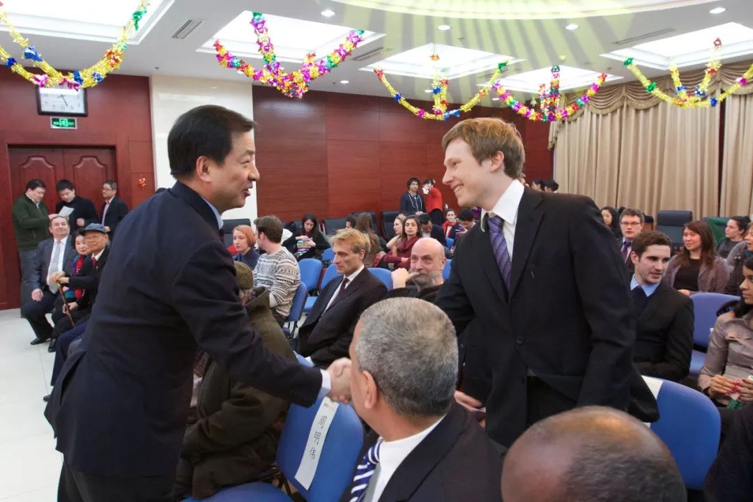 英国人是怎么学英语的_英国人学英语学音标吗_英国的学生英语