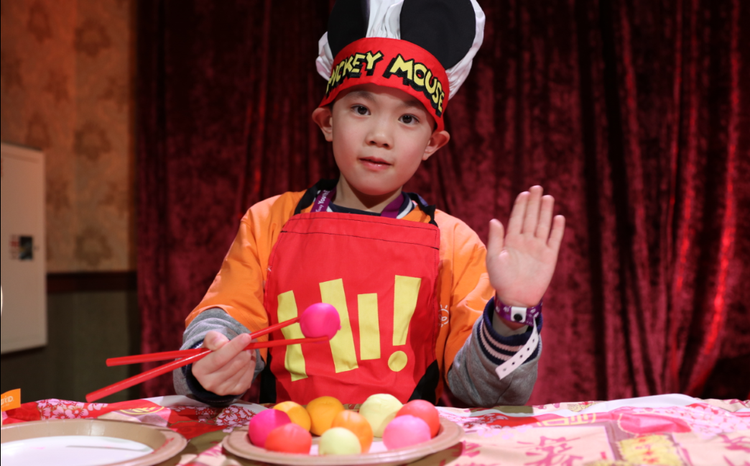 中国小朋友为外教表演夹元宵