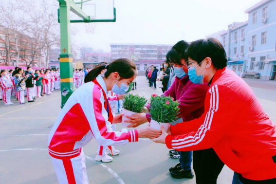 对外教老师祝福的话_三八妇女节英语老师祝福语_教师三八妇女节快乐祝福